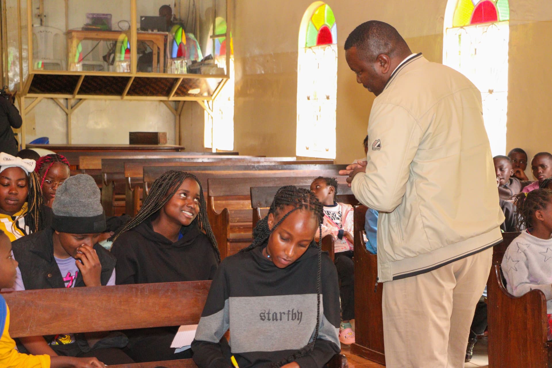 A GGF mentor coaching youth one-to-one during an employability session